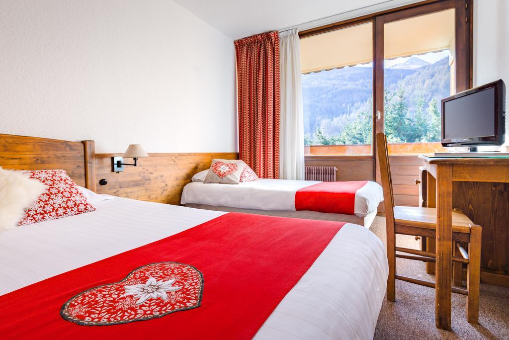 Hôtel Plein Sud et piscine *** Serre Chevalier Quarto foto